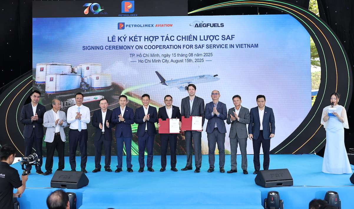 Ky ket thoa thuan hop tac tieu thu SAF giua Petrolimex Aviation va AEG Fuels. Anh: Petrolimex