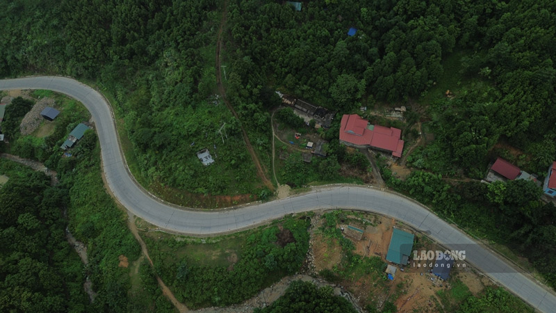 Viec nang cap Quoc lo 279 bat dau tu nut giao IC 16 cao toc Noi Bai - Lao Cai. Anh: Dinh Dai
