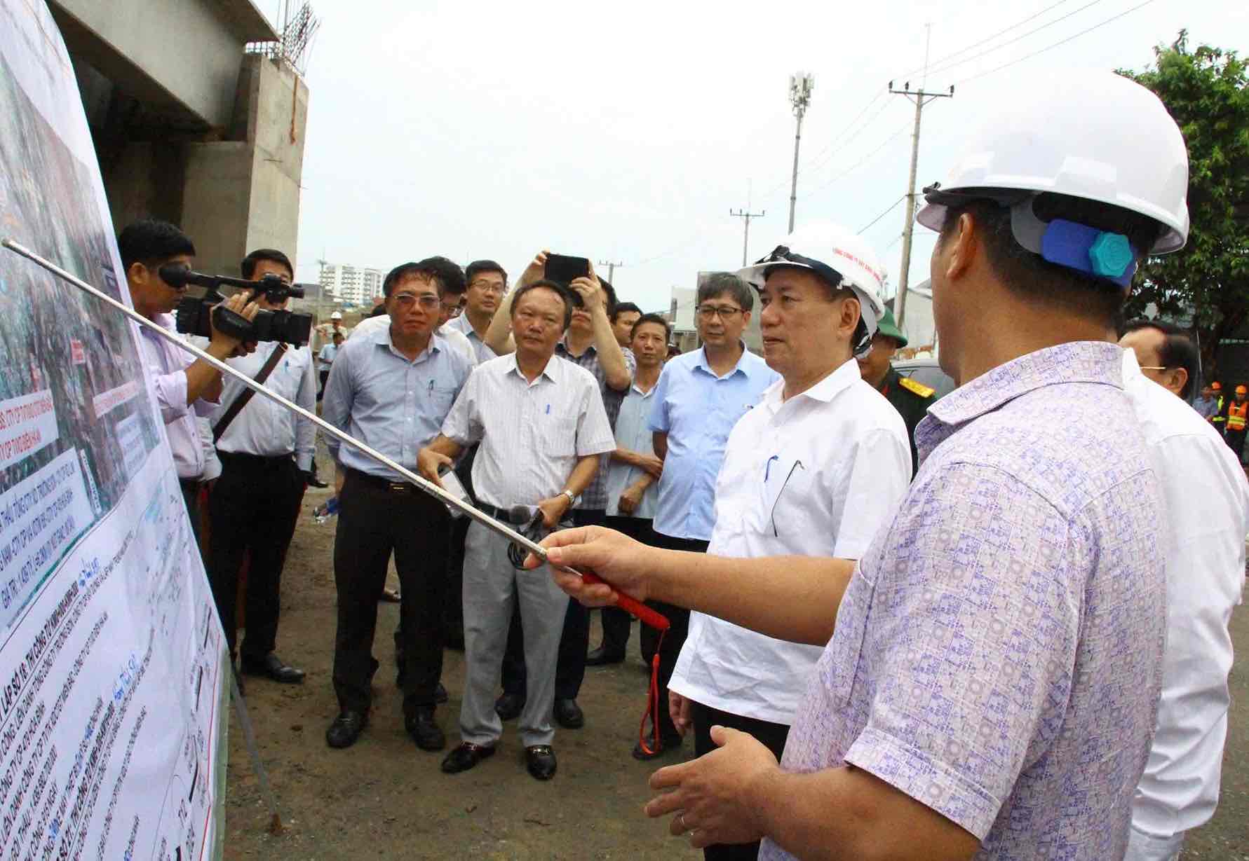 Pho Thu tuong Chinh phu Ho Duc Phoc cung doan cong tac Trung uong kiem tra thuc te cong truong du an thanh phan 1 cao toc Bien Hoa - Vung Tau. Anh: HAC