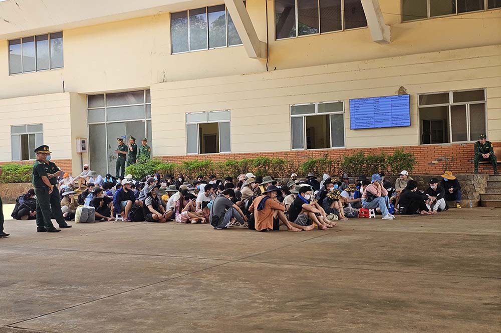The authorities of Tay Ninh province received Vietnamese citizens returned by Cambodia. Photo: Vinh Phu