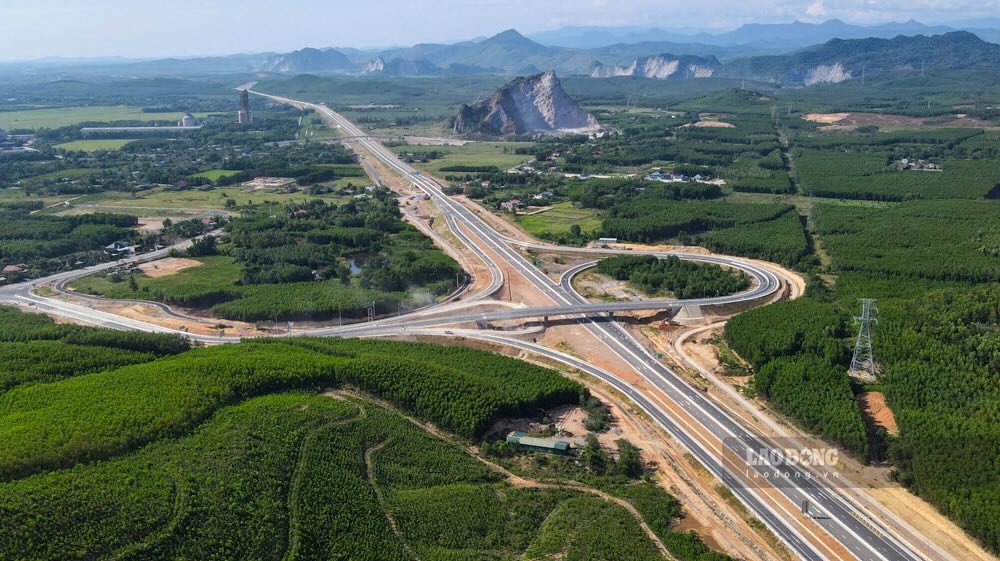 The Van Ninh - Cam Lo Expressway is completing the final items. Photo: Cong Sang
