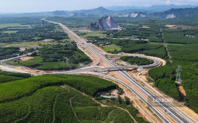 The Van Ninh - Cam Lo Expressway is completing the final items. Photo: Cong Sang