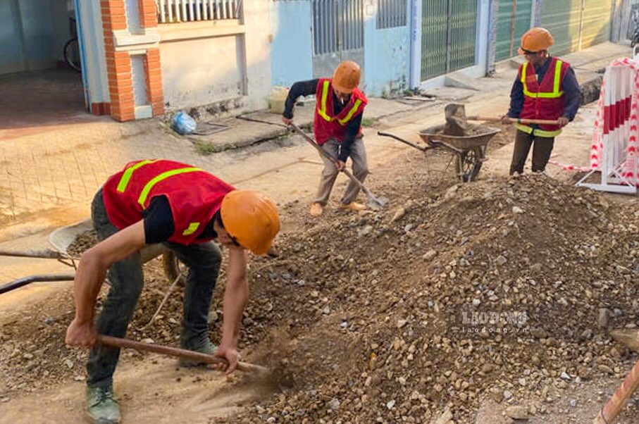 Ghi nhan cua phong vien Bao Lao Dong tai ban Tong, phuong Chieng An cho thay, chu dau tu va don vi thi cong dang huy dong toi da may moc, nhan luc, chia ca lam viec de hoan thien cac hang muc cuoi cung, chuan bi khanh thanh du an. Anh: Truong Son 