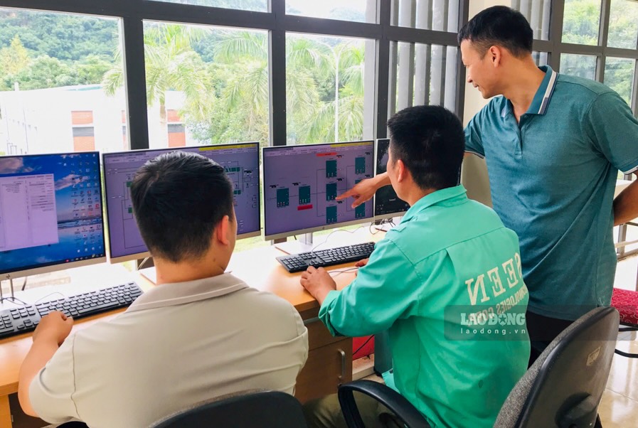 Ong Le Duc Toan – dai dien Cong ty CP Ky thuat Seen (don vi thi cong) cho biet, hien cac to doi dang chia 3 ca luan phien, thi cong ngay dem. “Toan bo he thong su dung cong nghe chau Au. Tung cam bien, van dieu khien deu duoc hieu chinh, kiem tra nghiem ngat de bao dam van hanh an toan, chinh xac”, ong Toan noi. Anh: Truong Son 