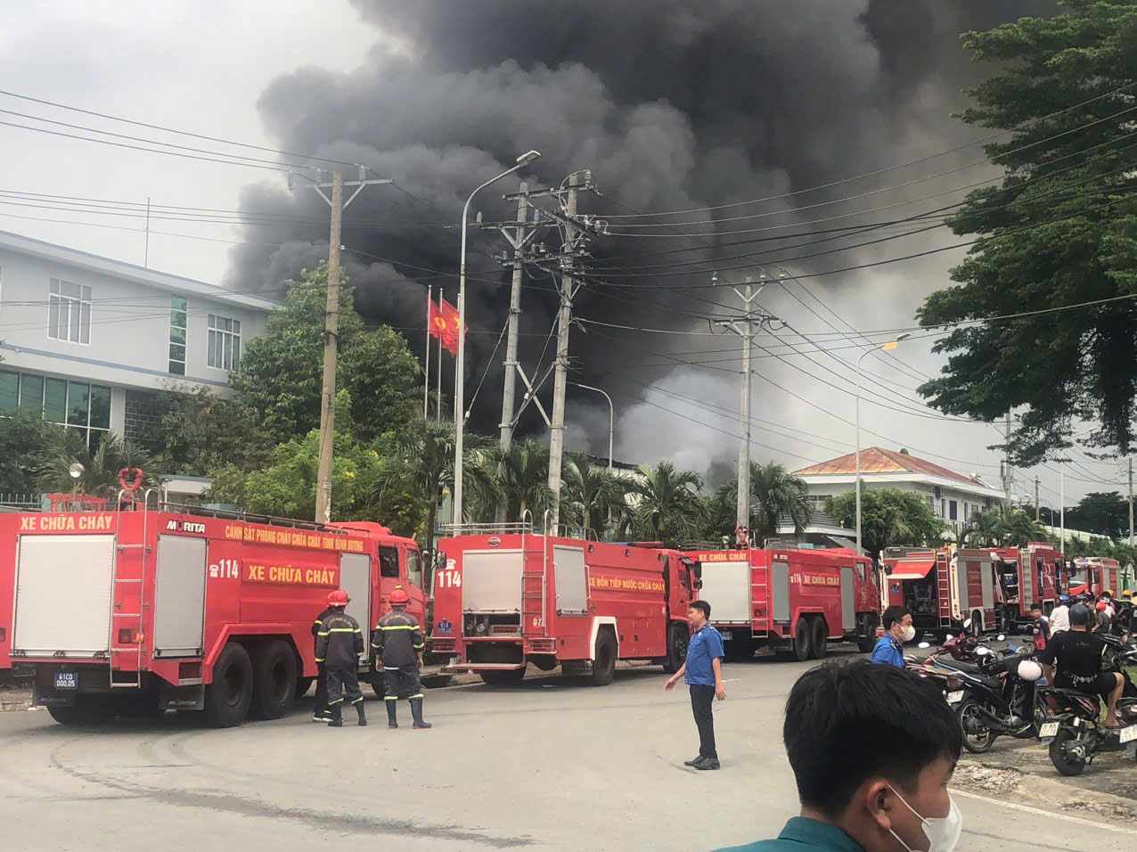 Incendie dans une entreprise dans le quartier de Tan Hiep une colonne de fumee noire s'eleve a des dizaines de metres de haut. Photo : Dinh Trong