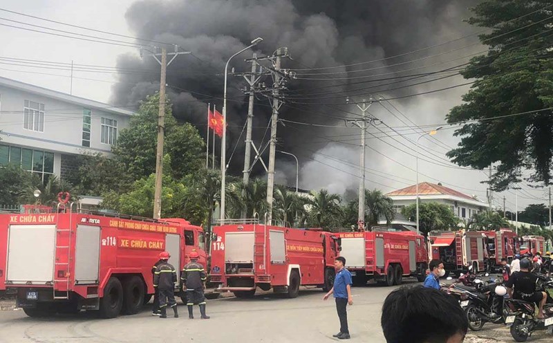 Fire at a company in Tan Hiep ward, a column of black smoke rising tens of meters high. Photo: Dinh Trong