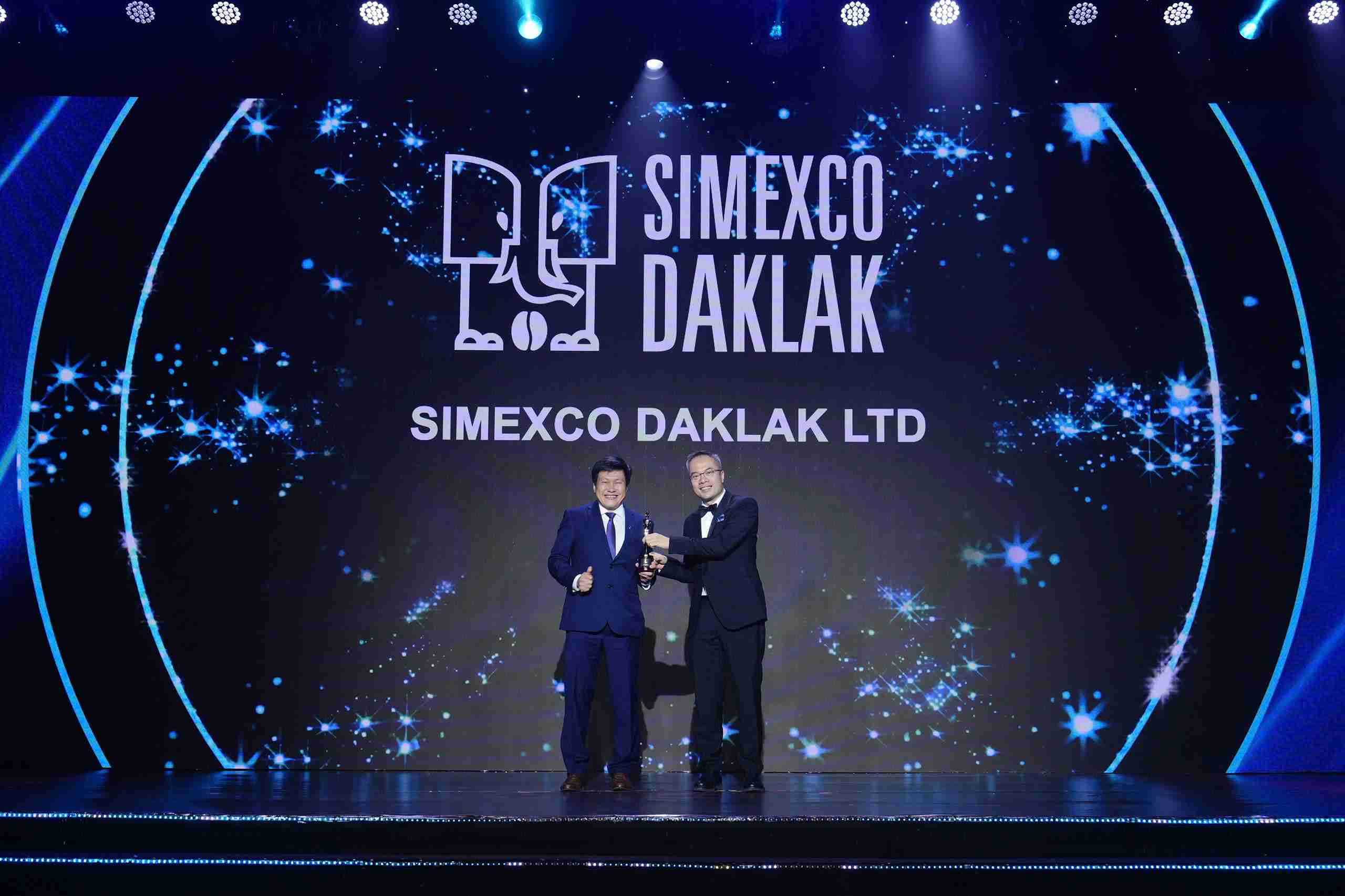 Mr. Thai Anh Tuan - General Director of Simexco Daklak received the award from the organizing committee. Photo: Simexco Daklak