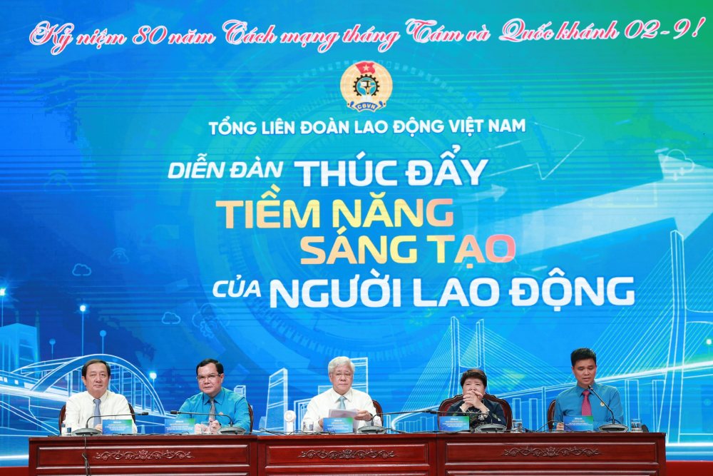 Uy vien Bo Chinh tri, Bi thu Trung uong Dang, Chu tich Uy ban Trung uong Mat tran To quoc Viet Nam Do Van Chien