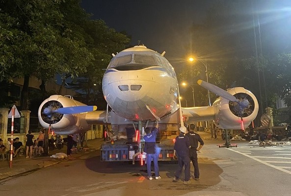 Doi ngu ky thuat kiem tra lan cuoi truoc khi di chuyen tau bay IL-14. Anh: Cuc Hang khong Viet Nam