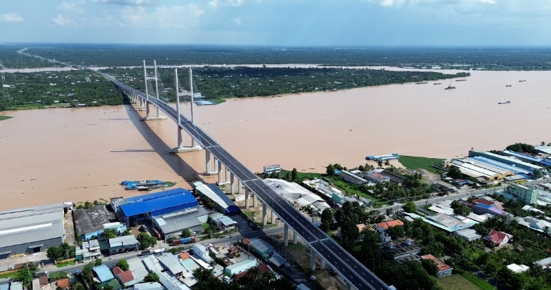 People eagerly wait for Rach Mieu 2 Bridge to be inaugurated, reducing congestion, and promoting trade. Photo: Hoang Loc