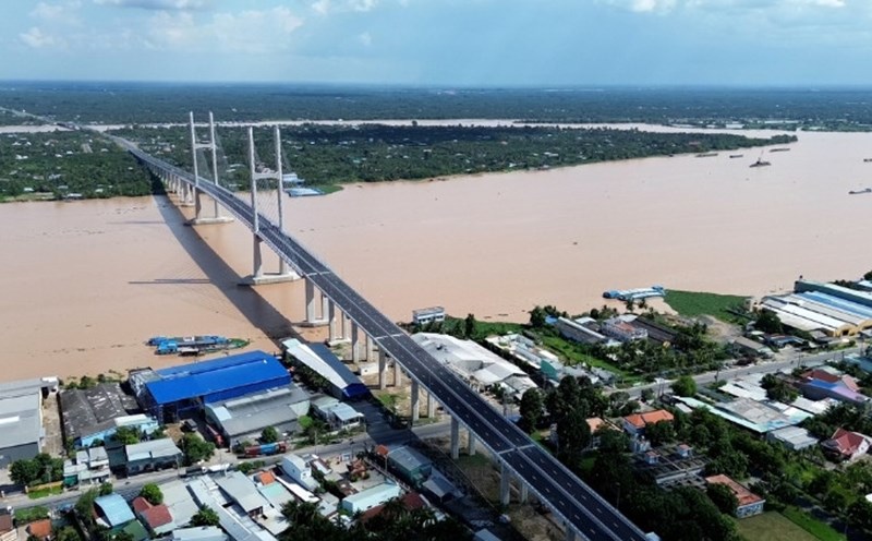 People eagerly wait for Rach Mieu 2 Bridge to be inaugurated, reducing congestion, and promoting trade. Photo: Hoang Loc