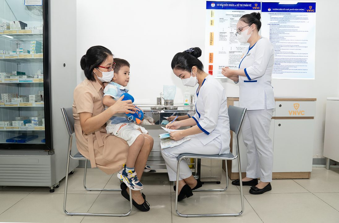 Chi Vu Thi Thanh cho con trai 4 tuoi tiem vaccine nao mo cau MenACWY-TT tai He thong Tiem chung VNVC, sang 15/8. Anh: Moc Thao