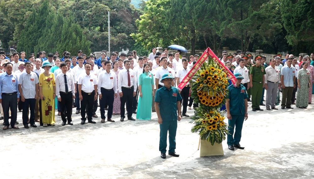 Cac dai bieu du dai hoi dang huong tai Khu di tich Chien khu du kich Ngoc Trao. Anh: Khanh Trinh