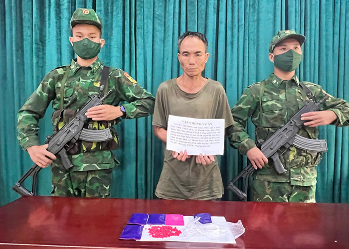 Đối tượng Vì Văn Thương cùng tang vật vụ án. Ảnh: Anh Dũng