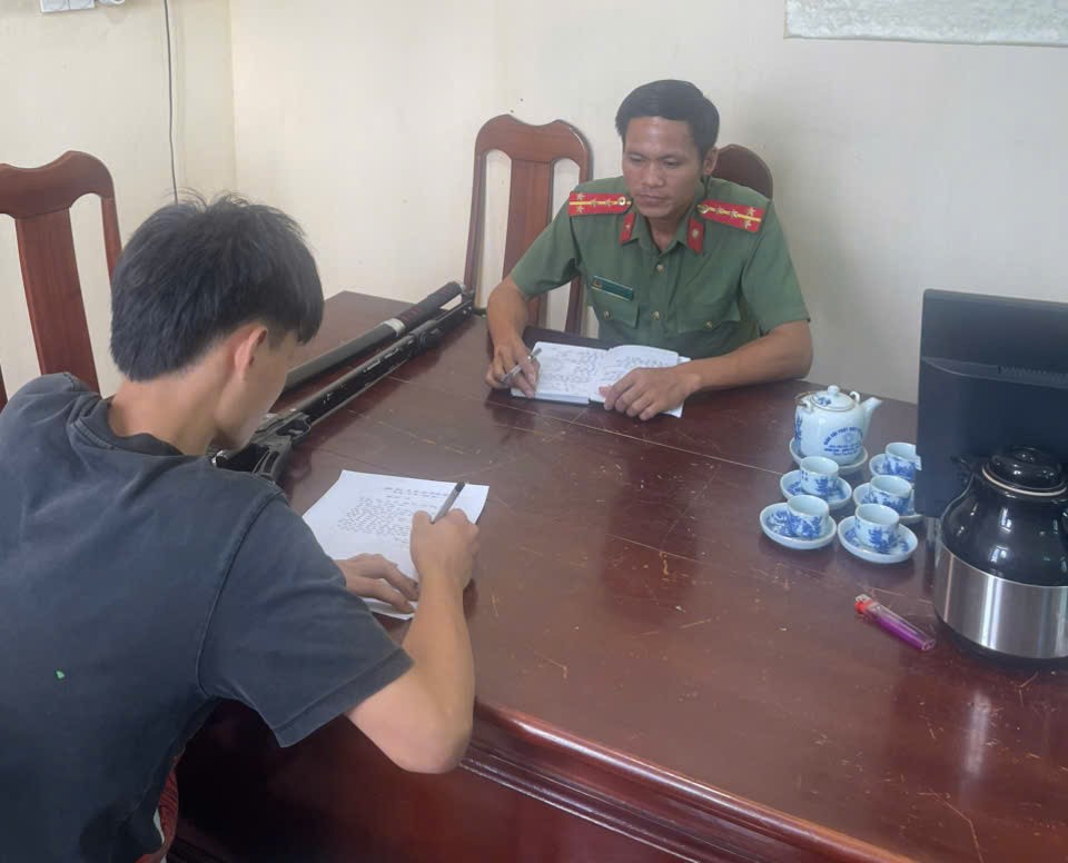 폭력적인 내용이 담긴 사진을 게시한 시민과 협력하는 Minh Tho 코뮌 경찰. 사진: Hung Yen 경찰