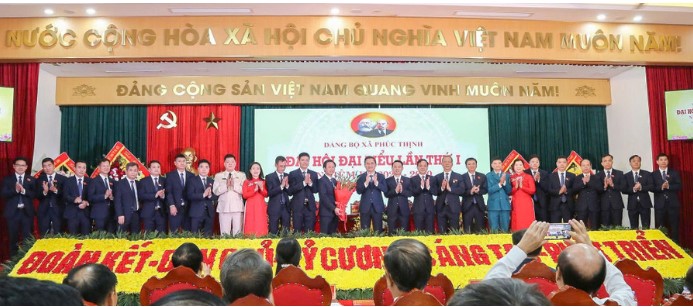 Mr. Ha Minh Hai, Head of the Hanoi Party Committee's Organization Committee, congratulated the Phuc Thinh Commune Party Committee Executive Committee.