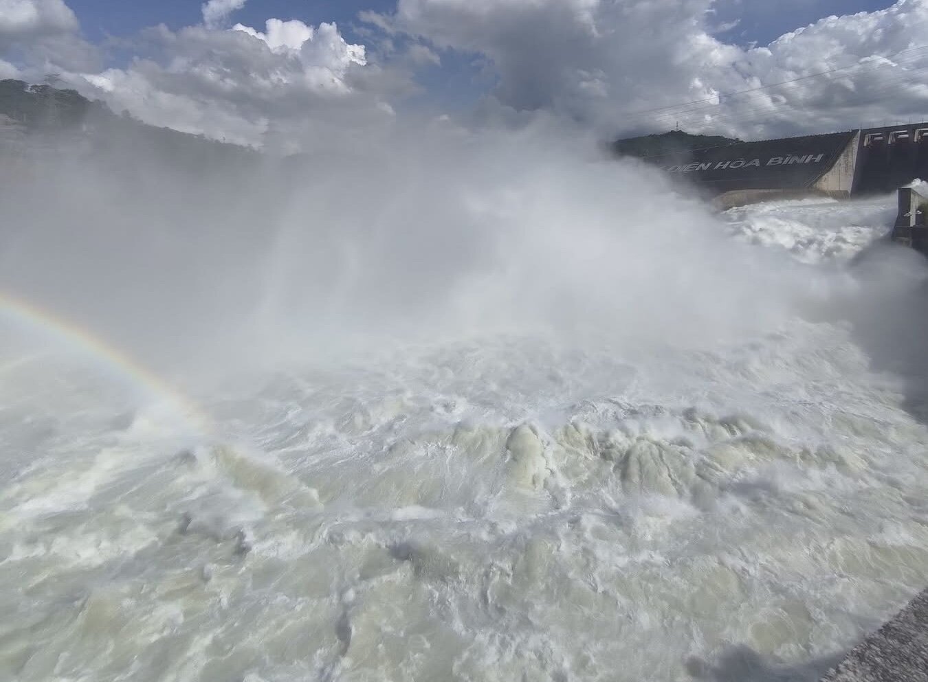 At the location near the bottom spillway, the water released floodwaters strongly, creating a turbulent flow, releasing white foam. Photo: Hai Dang