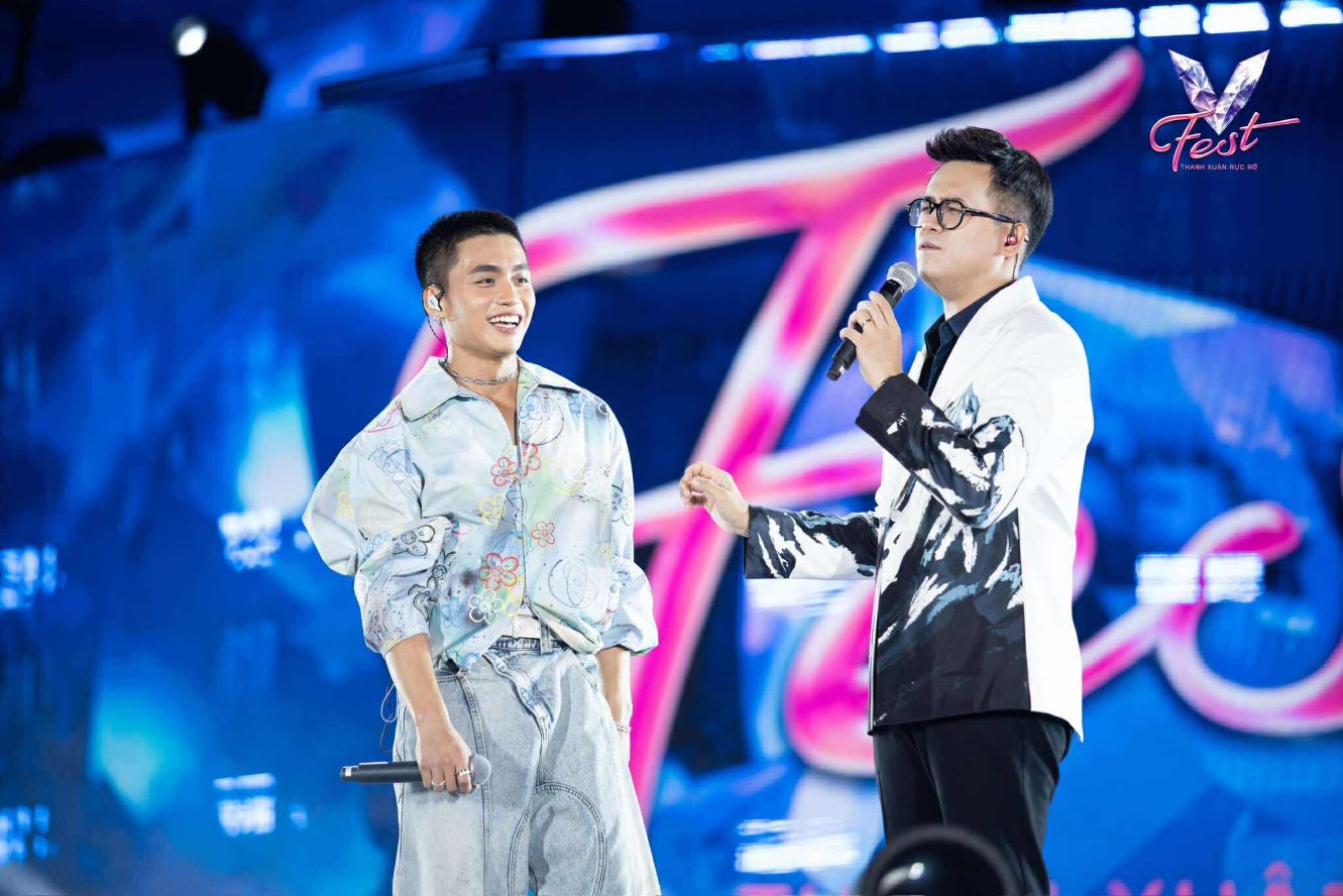 Mono interacted with the audience at the V Fest - Brilliant Youth music festival. Photo: Provided by the organizing committee