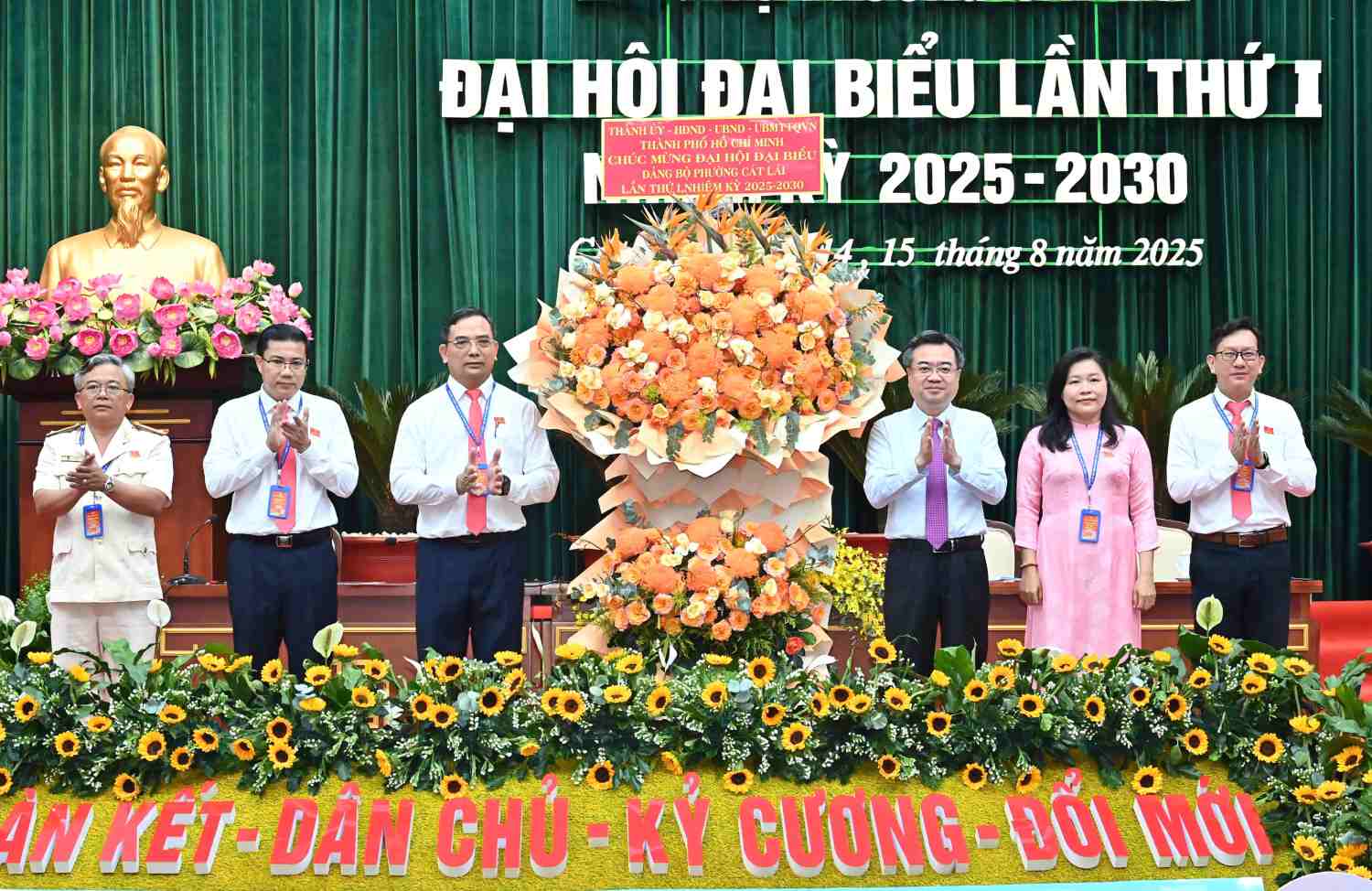 Standing Deputy Secretary of the Ho Chi Minh City Party Committee Nguyen Thanh Nghi presented flowers to congratulate the congress. Photo: Viet Dung