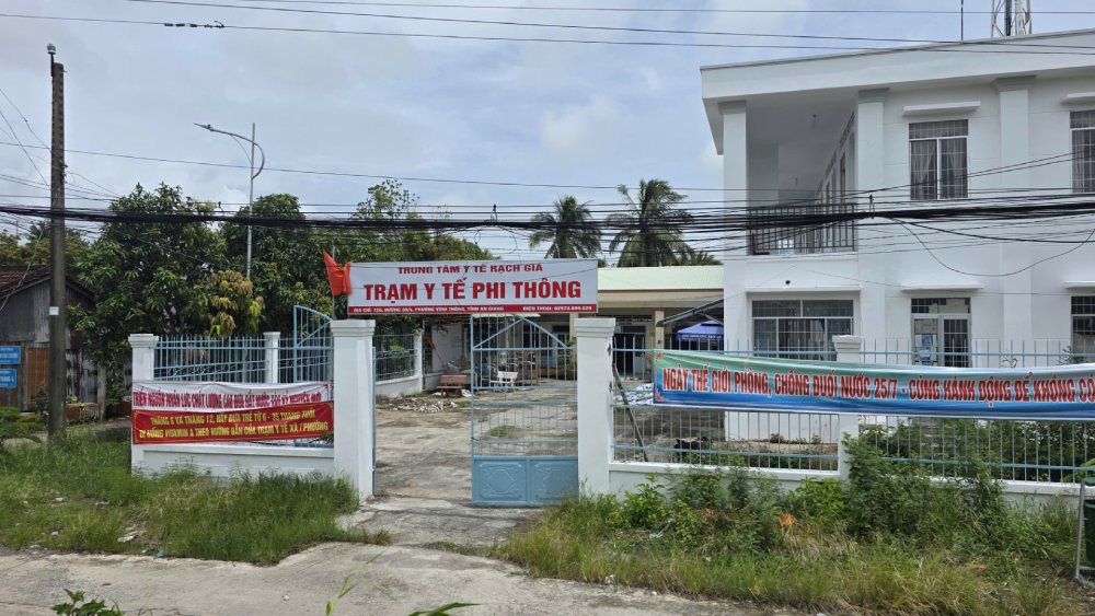 Apres l'organisation des unites administratives la province d'An Giang a cree de nombreuses delegations de travail pour inspecter les activites des centres de services administratifs publics et des etablissements medicaux. Photo : Xuan Nhi