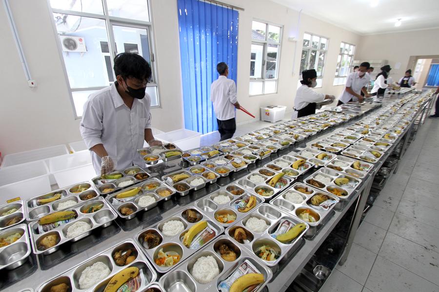 2025년 1월 6일 중부 자바 수라카르타의 학교에서 학생들을 위한 아침 식사. 사진: 신화통신