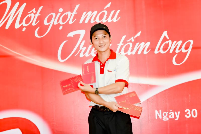 Anh Ung Nho Dũng (bộ phận đảm bảo chất lượng) với niềm vui tiếp tục hành trình hiến máu nhân đạo. Ảnh: Vedan