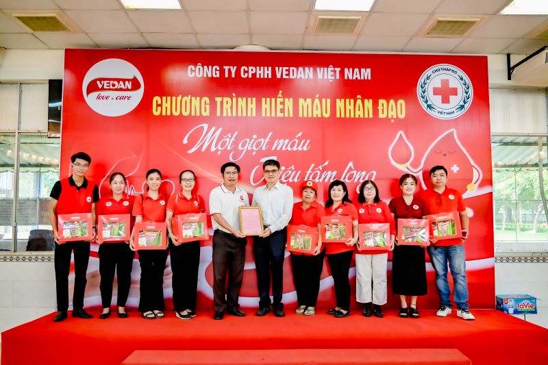 Ông Ko Chung Chih - Phó Tổng Giám đốc Vedan nhận thư cám ơn từ Hội CTĐ tỉnh Đồng Nai. Ảnh: Vedan 