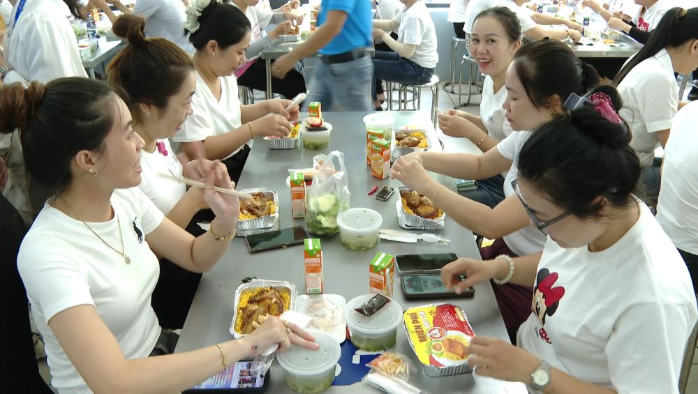 다낭에서 국경일을 환영하는 따뜻한 '노동조합 식사' 500인분. 사진: 쩐 티