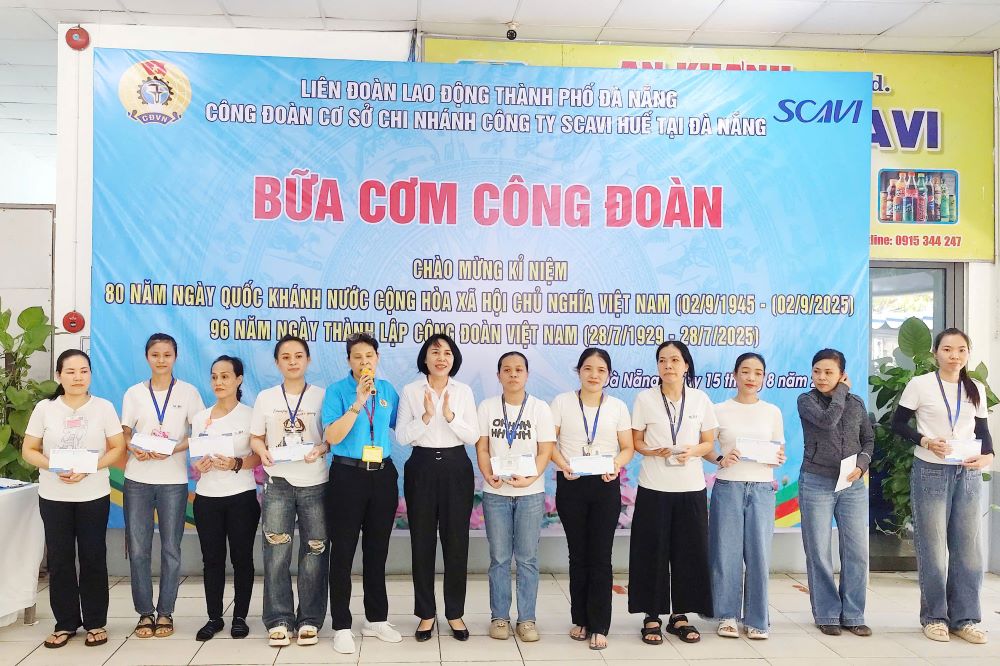 Lien doan Lao dong TP Da Nang trao tang 10 suat qua cho cac doan vien, nguoi lao dong kho khan. Anh: Tran Thi