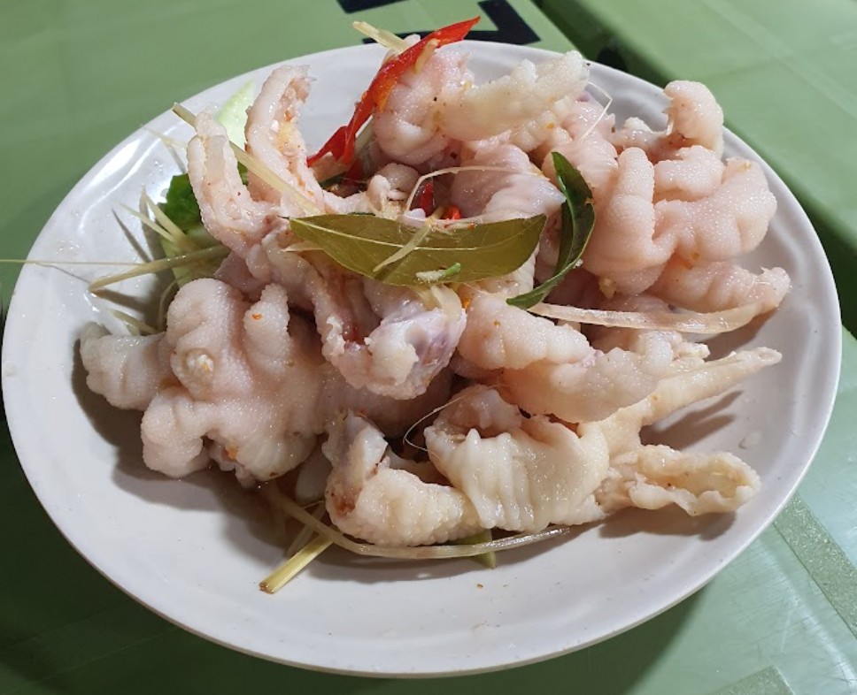 Las patas de pollo remojadas en sa tac se pueden preparar facilmente en casa de forma rapida. Foto: Tuan Dat