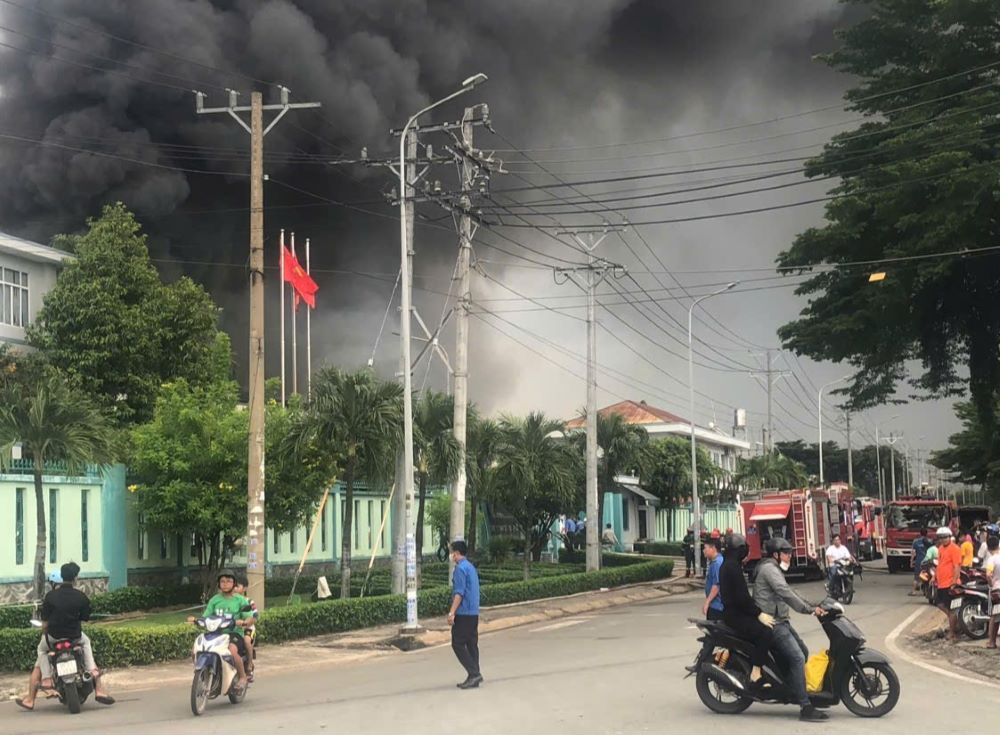 Scene of a major fire in Nam Tan Uyen Industrial Park with black smoke
