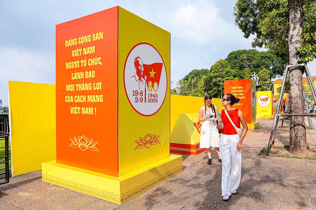 Khong khi chao mung dai le ron rang tren khap cac duong pho Ha Noi. Anh: Huu Vu