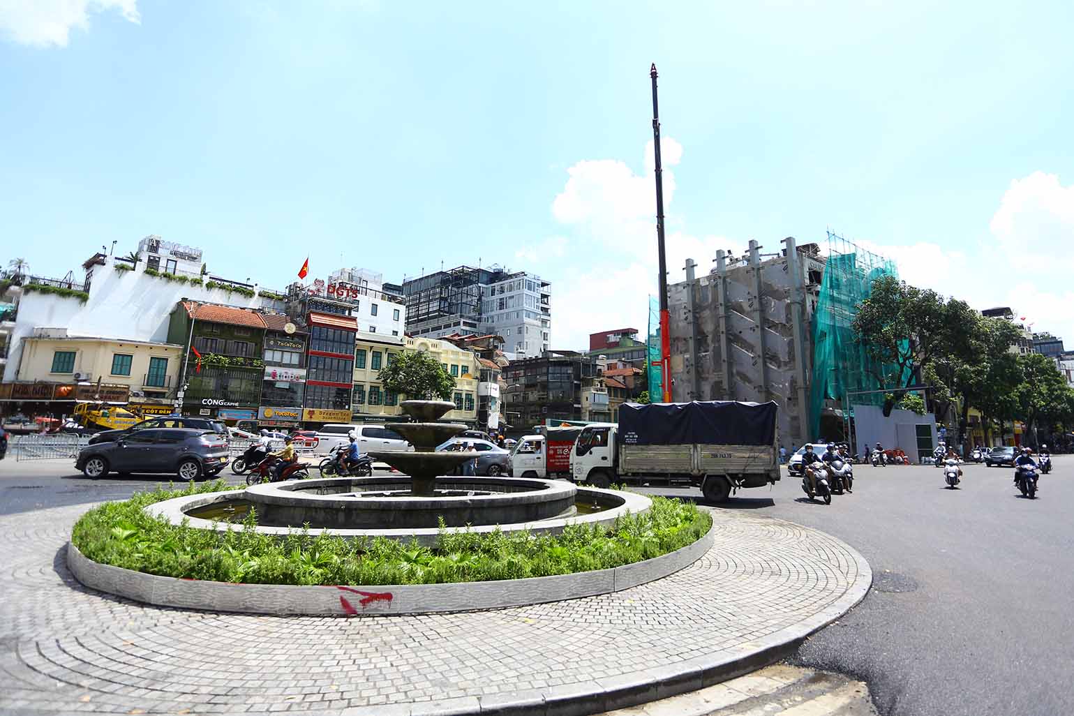 Khu vuc dai phun nuoc ho Guom. Anh: Huu Vu