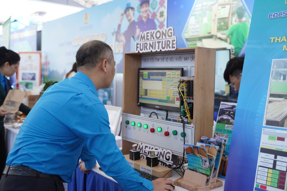 Products participating in the Exhibition "Creative Journey - Aspiration to Rise Up" on the morning of August 15. Photo: Phu Temple