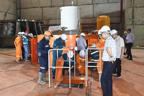 エンジニアとEVNの投資家、および監督コンサルタントユニットが、ホアビン水力発電所の非負荷試験中の第1タービンの検査を行っています。写真:Duy Tin