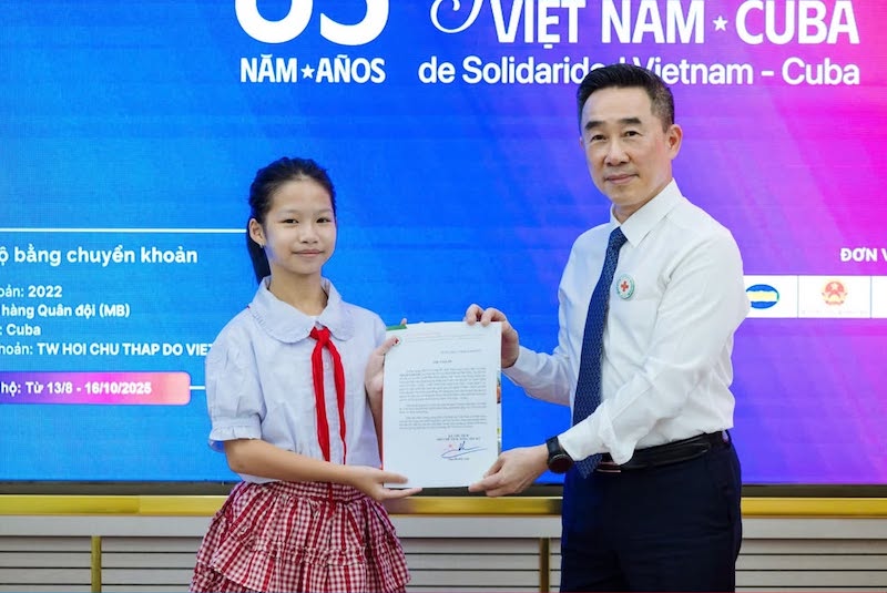 Mr. Nguyen Hai Anh, Vice President, General Secretary, Head of the Association's work, presented a letter of thanks to Nguyen Linh Chi for supporting the Cuban people. Photo: Central Committee of the Vietnam Red Cross Society