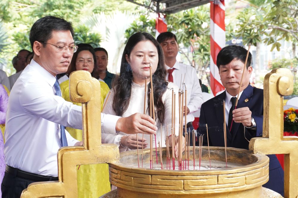 Lanh dao UBND phuong Hai chau dang huong. Anh: Nguyen Thi