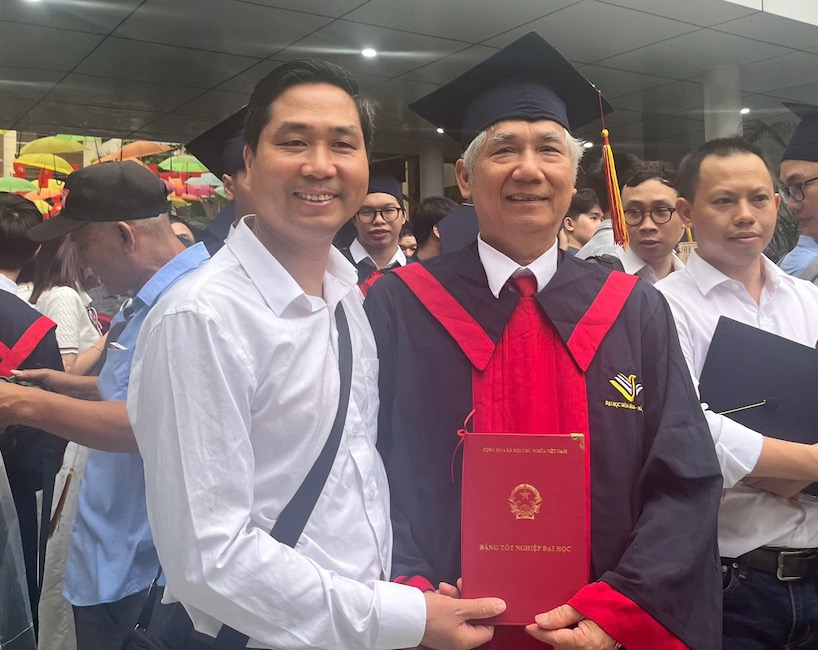 Ong Pham Ngoc Hong (ben trai) nhan bang bac si o tuoi 75. Anh: Van Trang