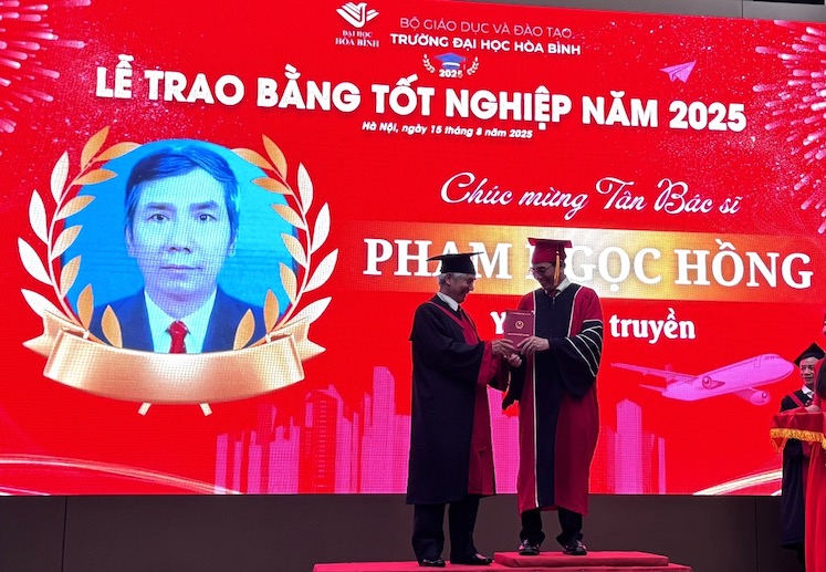 Ong Hong tai le trao bang tot nghiep sang 15.8. Anh: Van Trang  