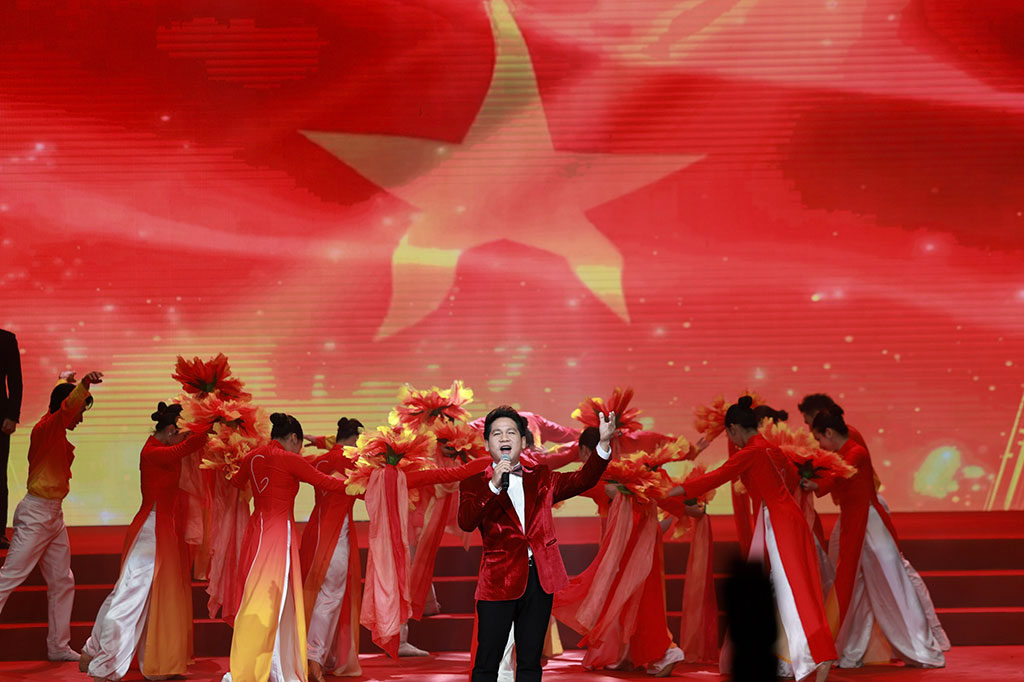 Ca khuc Ban hung ca dat nuoc do ca si Trong Tan, top ca va vu doan Ha Noi tre bieu dien. Anh: Hai Nguyen