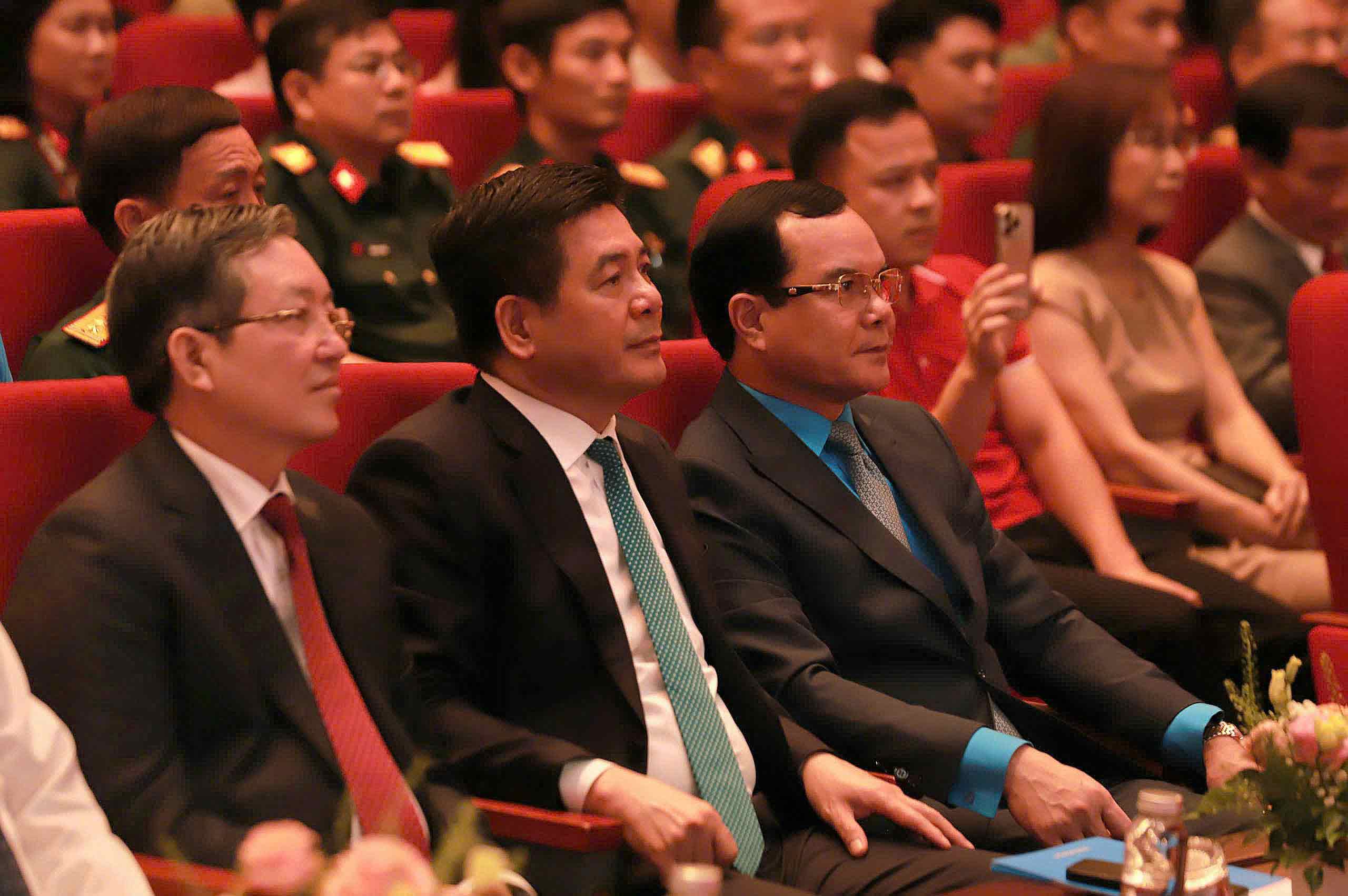 Dong chi Nguyen Dinh Khang, Uy vien Ban chap hanh Trung uong Dang, Pho Chu tich Uy ban Trung uong Mat tran To quoc Viet Nam, Chu tich Tong Lien doan Lao dong Viet Nam, Truong Ban Chi dao chuong trinh.