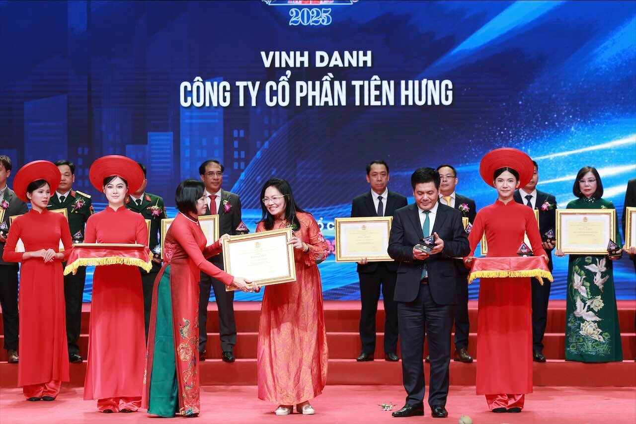 Pho Chu tich Quoc hoi Nguyen Thi Thanh trao Bang khen cua Tong Lien doan Lao dong Viet Nam cho cac doanh nghiep duoc vinh danh. Anh: Hai Nguyen