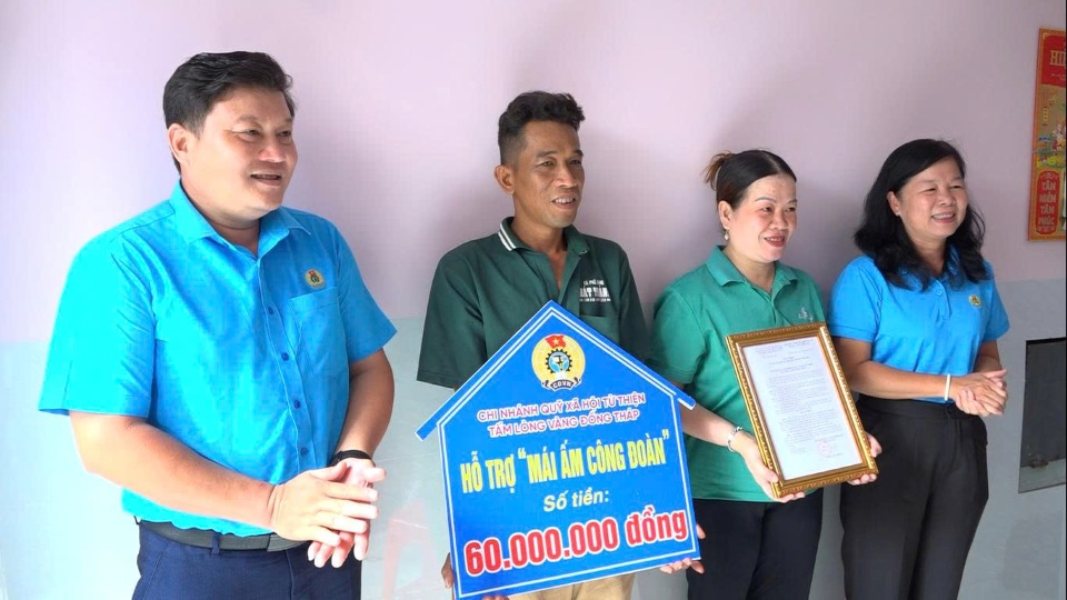 Huynh Thi Tuyet Vui 동탑성 노동총연맹 위원장(오른쪽)이 김프엉 씨 부부에게 주택 인도 결정과 지원금을 전달하고 있습니다. 사진: Thanh Nghia