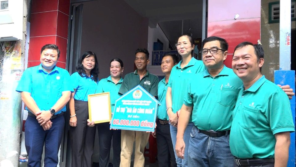 Lanh dao LDLD tinh Dong Thap cung Cong doan co so cong ty chup anh luu niem ben Mai am Cong doan cua vo chong chi Kim Phuong. Anh: Thanh Nghia