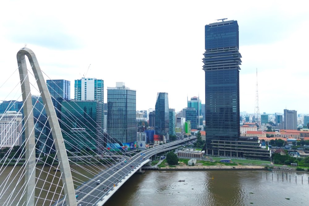  Vi tri chien luoc cua Saigon Marina IFC ngay canh cau Ba Son, thuan loi ket noi khu Dong va trung tam TPHCM. Ảnh: Anh Tu