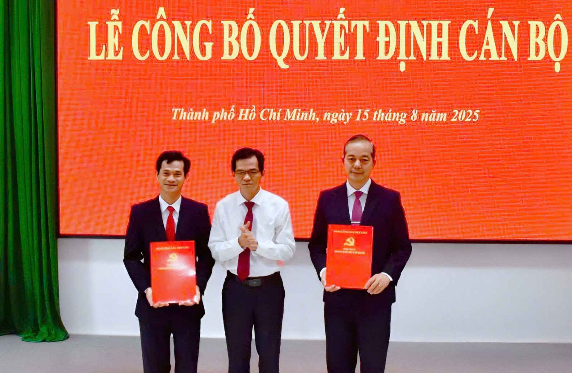 Deputy Head of the Standing Committee of the Ho Chi Minh City Party Committee's Organization Committee Duong Trong Hieu presented the decision to Associate Professor. Dr. Nguyen Van Y (right cover) and Dr. Pham Ngoc Loi (left cover). Photo: Thu Huong