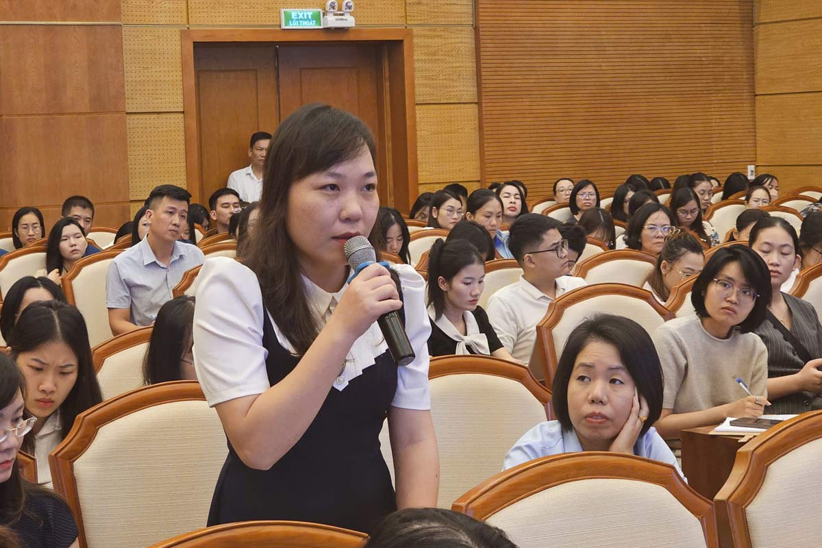 Dai dien mot doanh nghiep phat bieu y kien tai ho nghi. Anh: Doan Hung