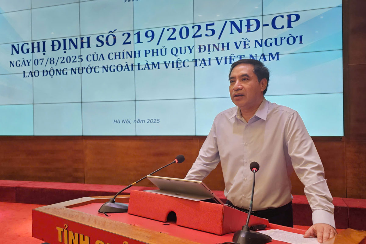 Mr. Vu Trong Binh - Director of the Department of Employment (Ministry of Home Affairs) delivered the opening speech at the training conference on implementing Decree 219/2025/ND-CP dated August 7, 2025 of the Government regulating foreign workers working in Vietnam. Photo: Doan Hung