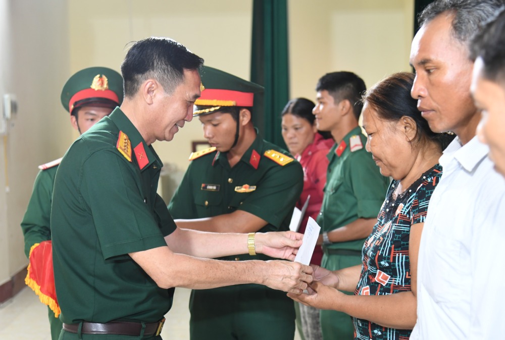 El coronel Cao Minh Tam subcomisario politico del Ministerio de Defensa Provincial entrega fondos de apoyo a familias de funcionarios y soldados en circunstancias dificiles. Foto: Phuong Vu