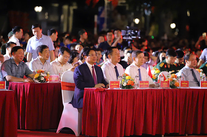 ファム・ミン・チン首相と党、国家指導者が「ハノイ - 1945年の歴史的な秋から」プログラムに参加。写真:ハイ・グエン